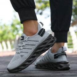 Lightweight And Breathable Mesh Men's Sports Shoes