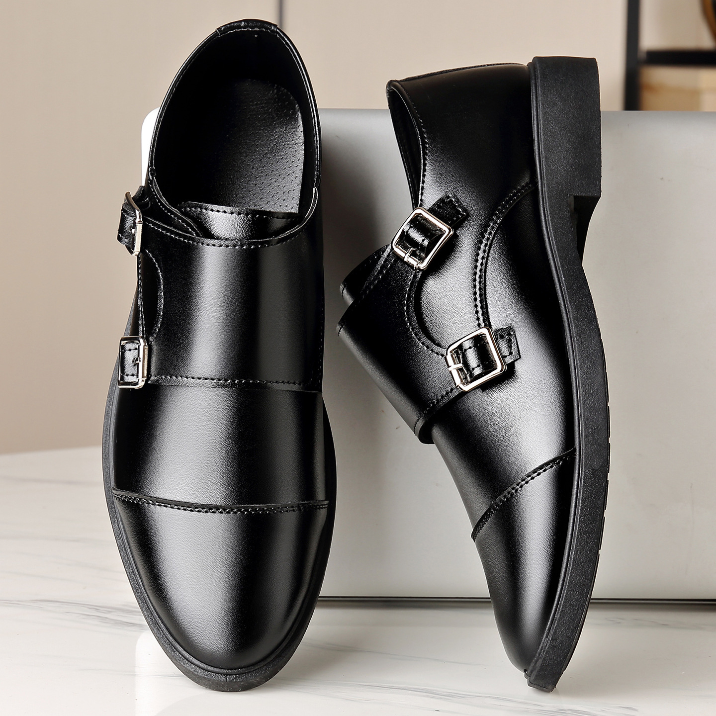 Large Size Soft Bottom Men's All-match Metal Slip-on Leather Shoes - Imagen 2