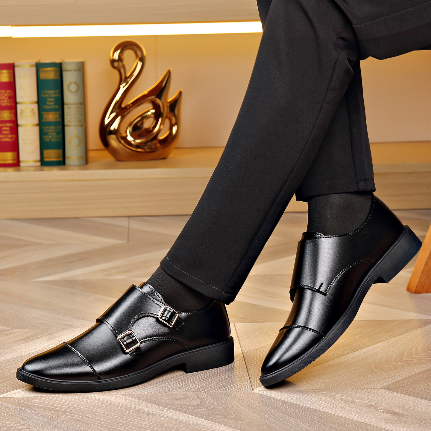 Large Size Soft Bottom Men's All-match Metal Slip-on Leather Shoes - Imagen 3